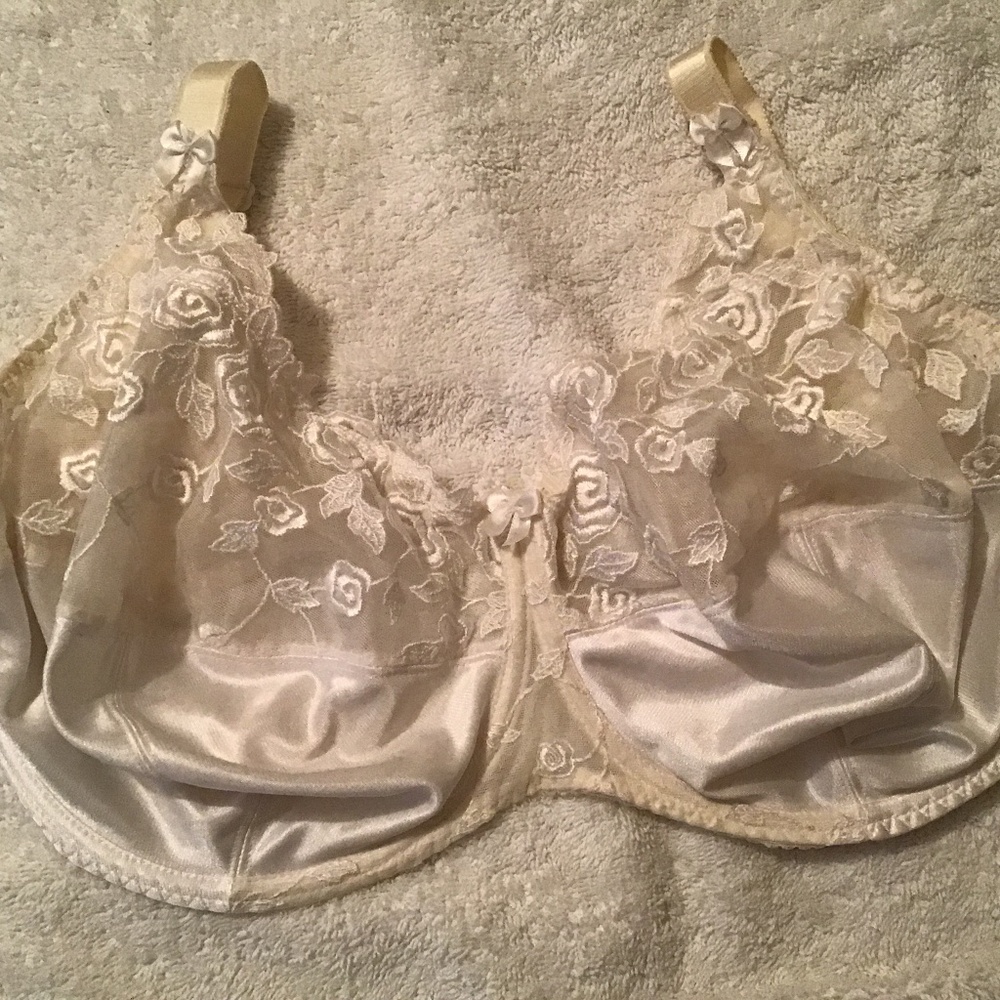 Fantasie White Bra with Luxurious Lace and Superior Comfort